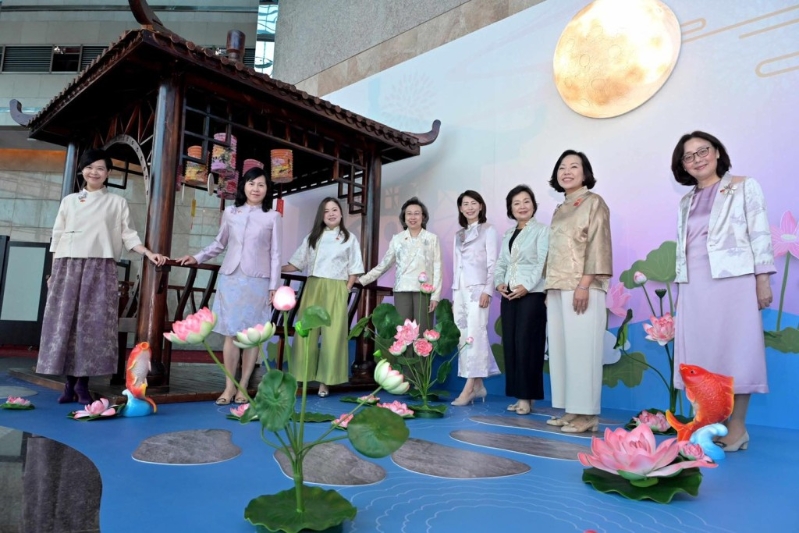 多位女官員，包括陳美寳及麥美娟，均一同穿上由香港知專設計學院學生設計的華服。