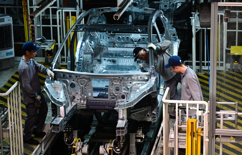 安徽合肥市新橋智能電動汽車產業園蔚來第二工廠打造電動車的畫面。