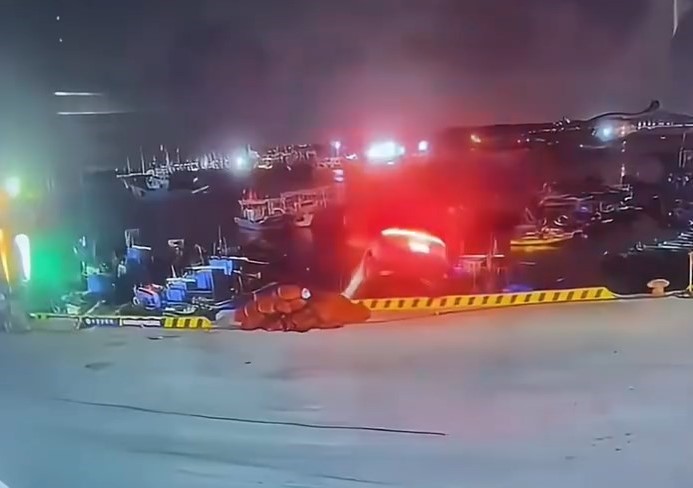 影片拍下車輛墮海經過