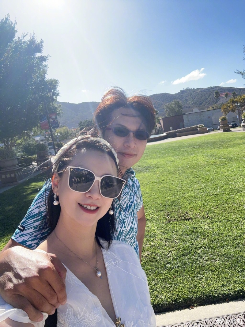 翁虹近日在微博分享與老公新相。