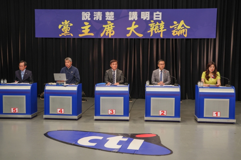 “說清楚講明白，黨主席大辯論”11日在中天電視舉行，國民黨主席候選人蔡志弘（左起）、張亞中、郝龍斌、羅智強、鄭麗文出席。