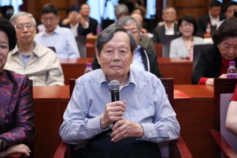 2021年楊振寧在清華大學舉行的“楊振寧先生學術思想研討會”上講話