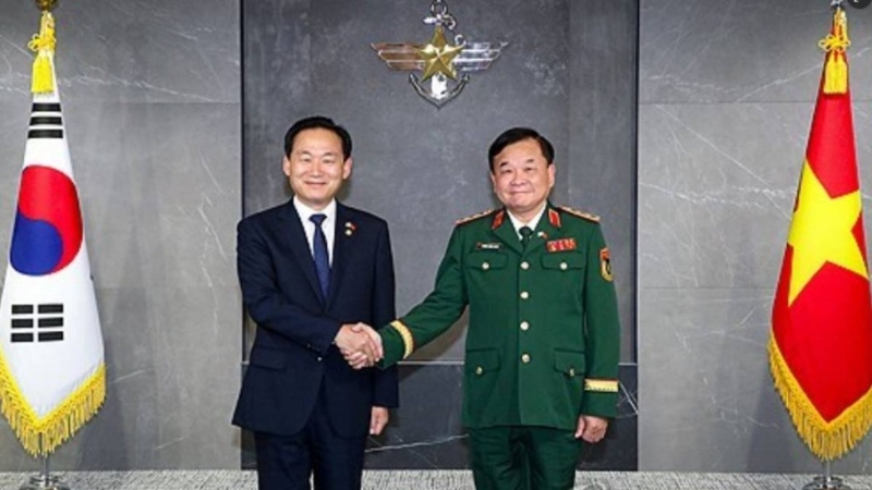 越南國防部副部長黃春戰(右)被指9月訪韓期間，涉嫌非禮韓方女公務員。