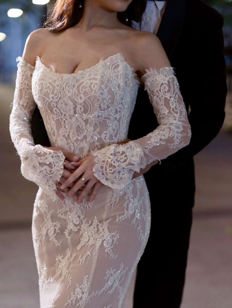 梁凱寧昨晚（10月26日）公開多張與未婚夫的婚紗照，其中一張照片四手遮肚引起網民熱議。