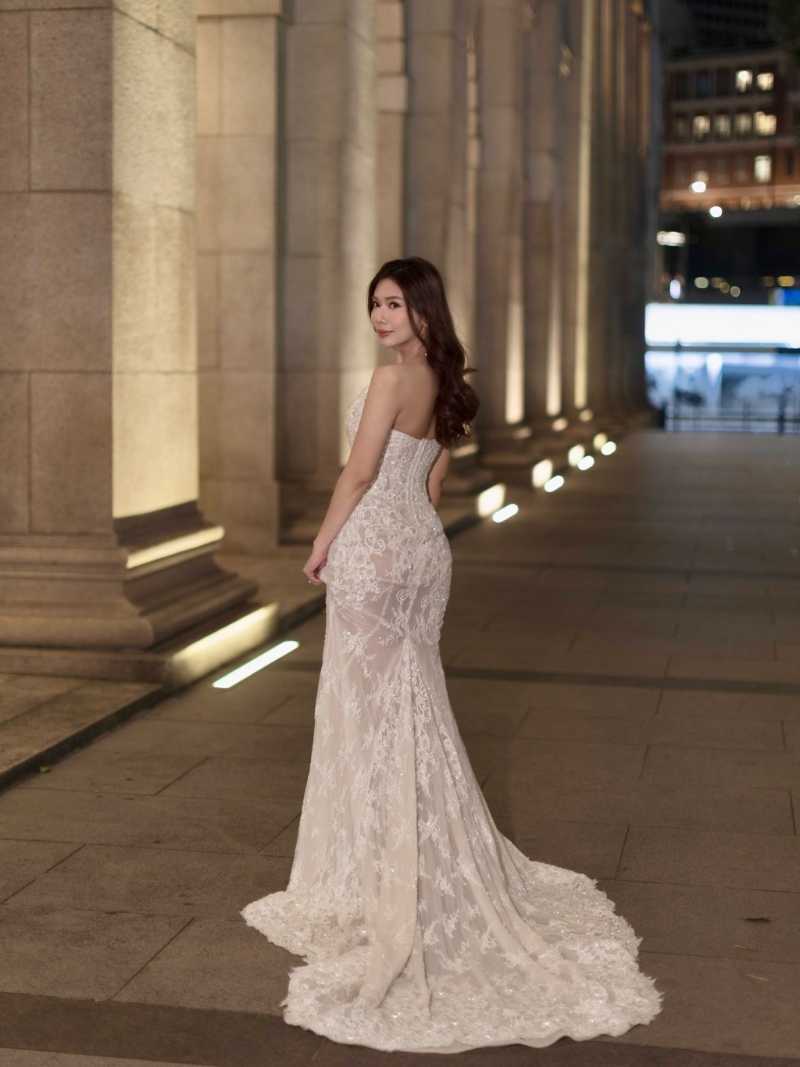 梁凱寧穿上一件拖尾婚紗，非常優雅。