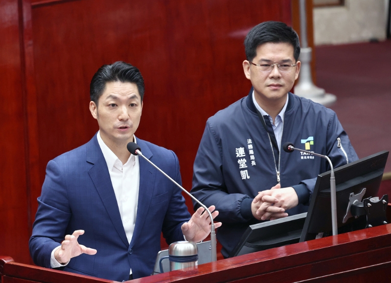 臺北市長蔣萬安（左）及法務局長連堂凱（右）29日在市議會回復議員質詢，希望在明年中能與輝達順利簽約。