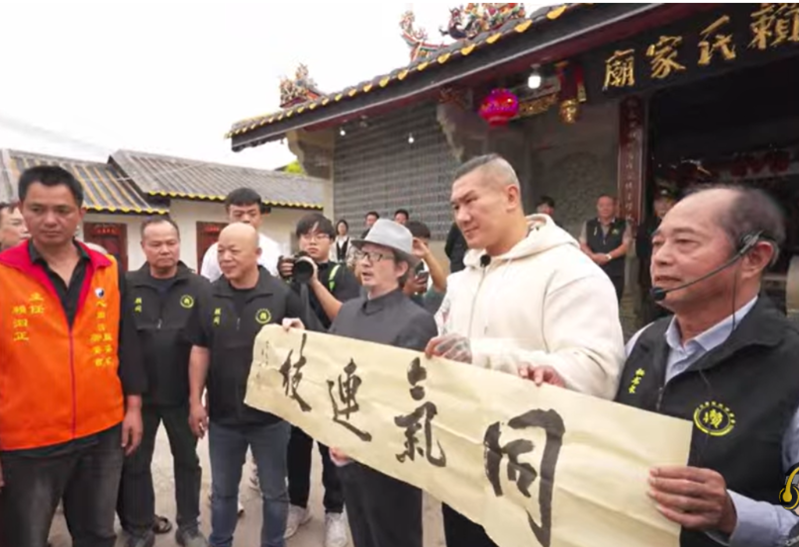 “館長”陳之漢11月3日拜訪福建漳州心田村賴氏家廟。