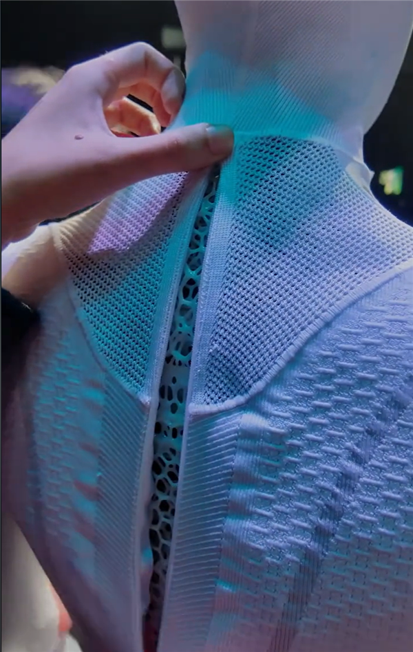 小鵬Iron機器人走路被質疑是真人 里面還穿著內褲！何小鵬脫衣展示