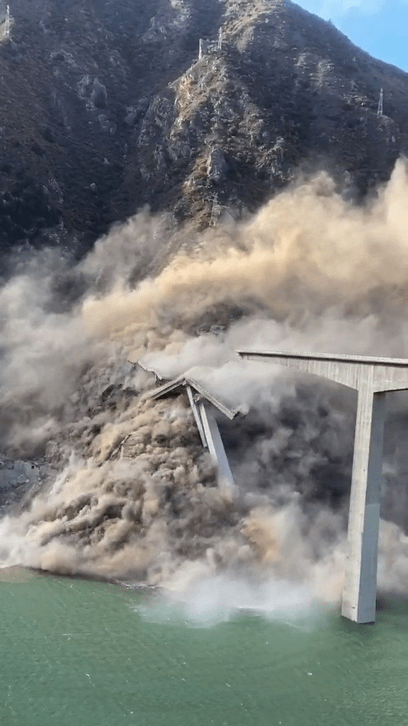 四川阿壩紅旗特大橋垮塌