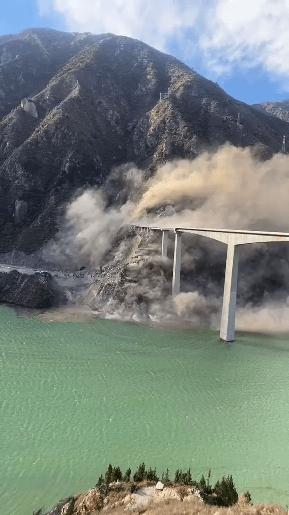 四川阿壩紅旗特大橋垮塌。