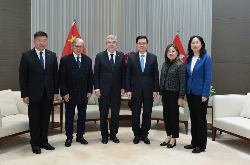 李家超今午與國際奧委會終身名譽主席巴赫（左三）會面。