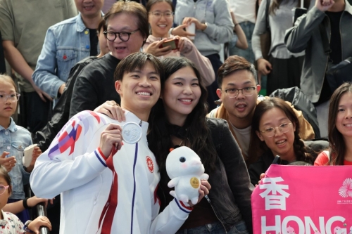 何思朗摘銀后點名多謝妻子、前劍手何迪琳，并稱獎金會“收歸國有”。